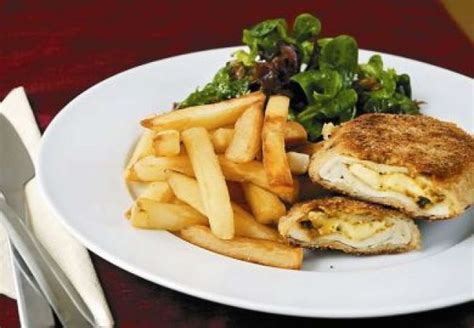 Fotografija: Piščančji Cordon Bleu, nadevan s sirom in šunko