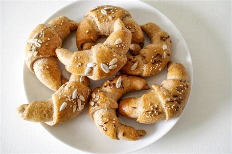 Kolaž fotografij: Sestavine za kvašene rogljičke (moka, kvas, mleko, šunka, sir)