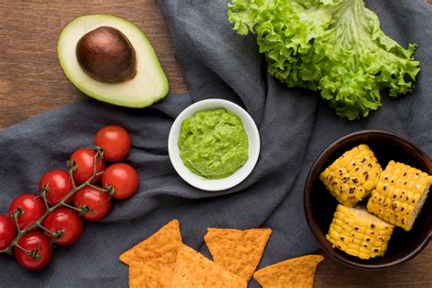 priprava guacamole omake: avokado, paradižnik, čebula, koriander