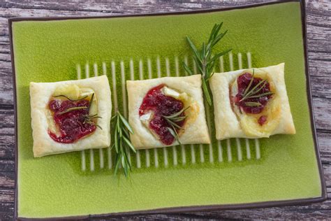 Prikaz vseh sestavin za pripravo pite: krompir, sir brie, panceta/pršut, listnato testo, rožmarin