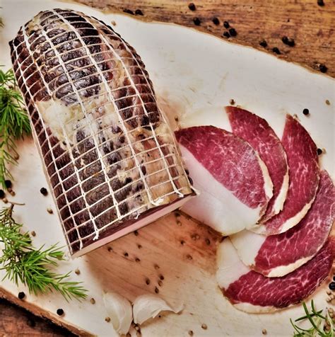 Fotografija kulinaričnih izdelkov iz krškopoljskega prašiča (klobase, slanina)