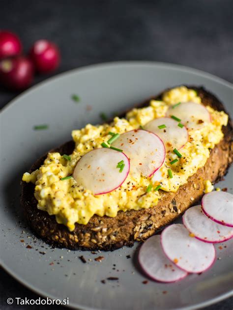 Pripravljen jajčni namaz na krožniku s kruhom