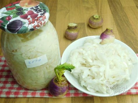 Fotografija kisanja repe v leseni kadi