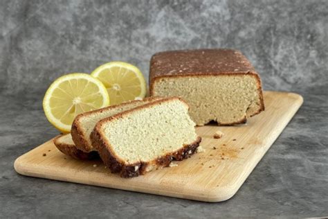 Fotografija klasičnega limoninega kolača z glazuro in svežo meto