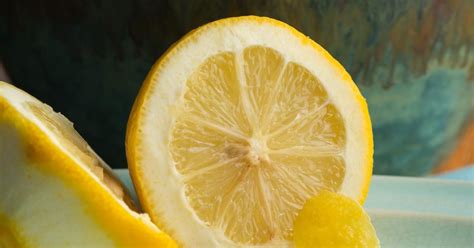 Fotografija različnih limoninih kolačev in rezin