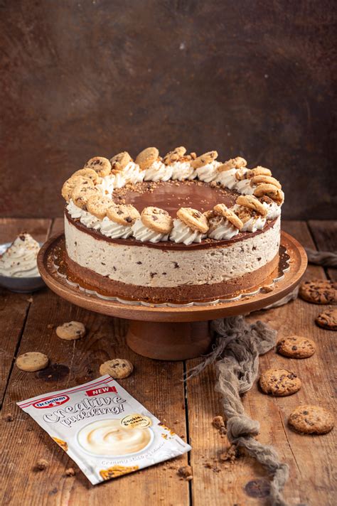 Sestavljena brezpekoča torta iz piškotov in Nutelle.
