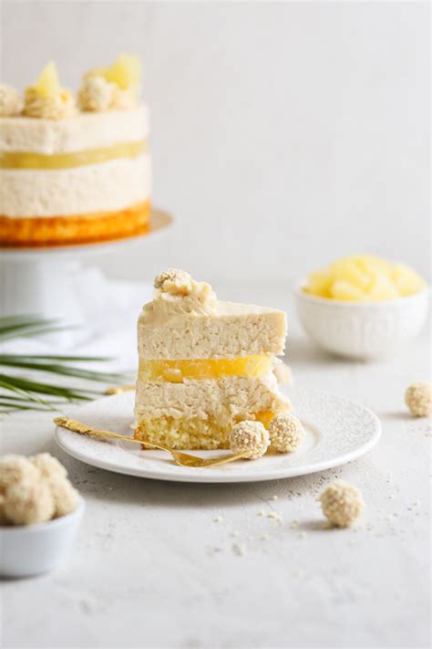 Priprava tortice Pina Colada z ananasom, kokosom in belim rumom