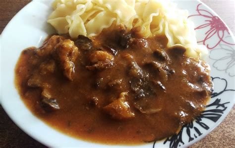 pripravljene sestavine za telečji golaž z gobami