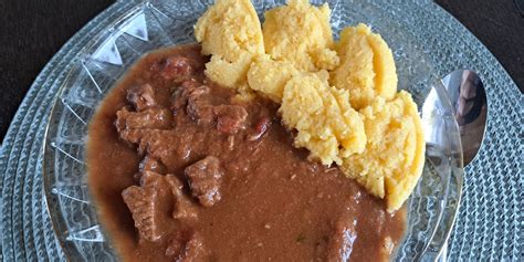 golaž s šampinjoni, pripravljen za postrežbo