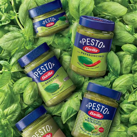 pesto omaka v posodi z baziliko in parmezanom