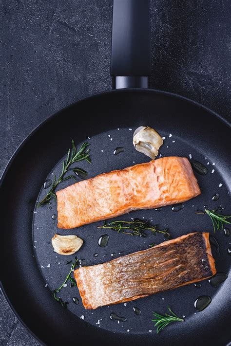 Infografika, ki prikazuje hranilno vrednost lososa: beljakovine, omega-3, vitamini