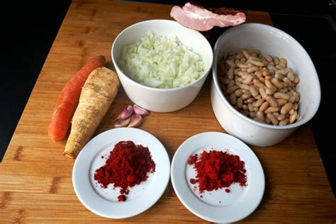Sestavine za prežganje za pasulj: svinjska mast, moka, mleta paprika, česen