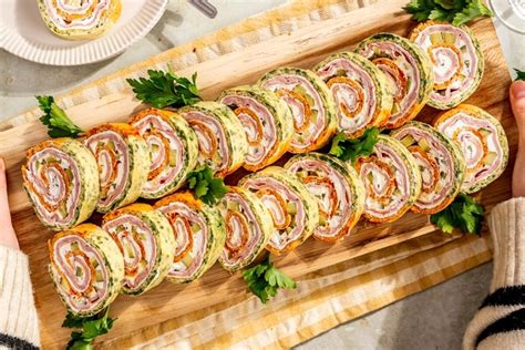 Ilustracija rolata sa šampinjonima i kačkavaljem, isečenog na kolutove.