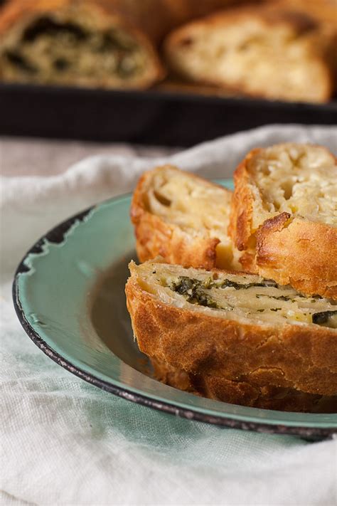 Pita-rolat sa sirom i spanaćem, isečen na komade, servirana na tanjiru.