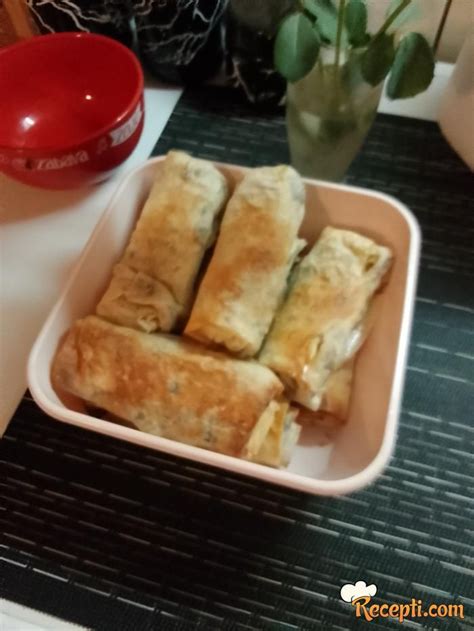 Posna pita sa pečurkama u obliku trouglova, pečena do zlatno-smeđe boje.