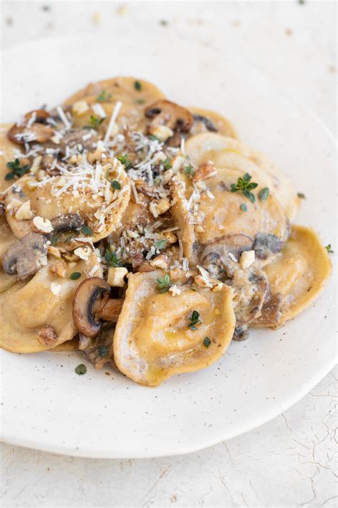 kremasti pirini ravioli z gobovo omako