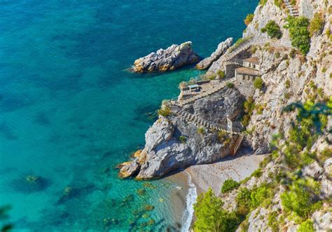 Panoramski pogled na ribiško vasico Nerano na Amalfijski obali