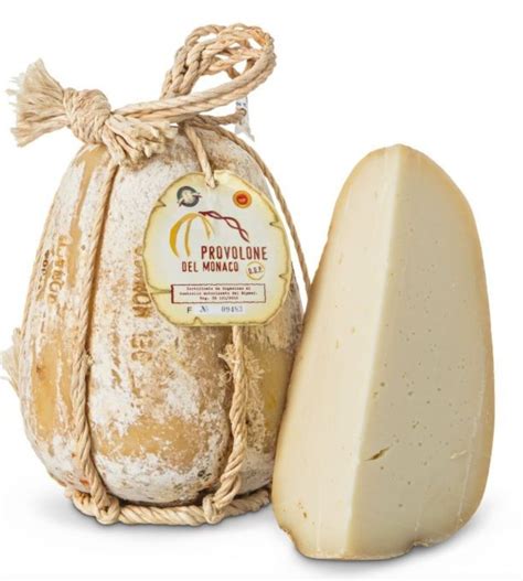 Sveže bučke, sir Provolone del Monaco in bazilika