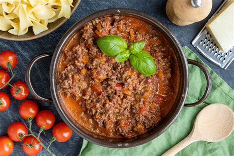 Kuhanje Ragu alla Bolognese v ponvi