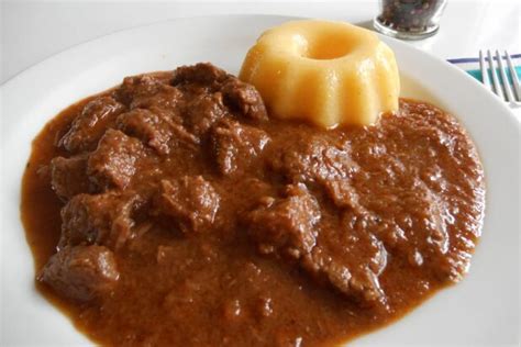 Fotografija tradicionalnega madžarskega golaža