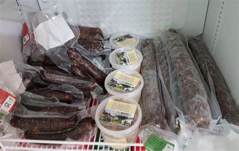 prikaz različnih vrst kuhanih klobas in mesnih izdelkov v loncu