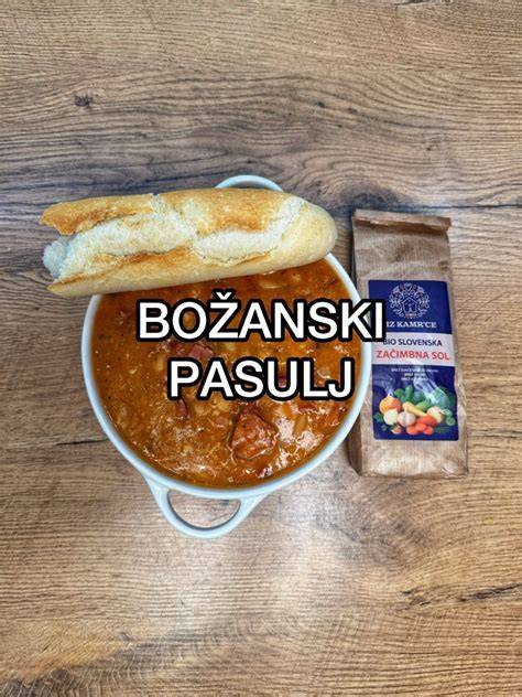 Fotografija krožnika toplega krompirjevega golaža s kosom svežega domačega kruha.