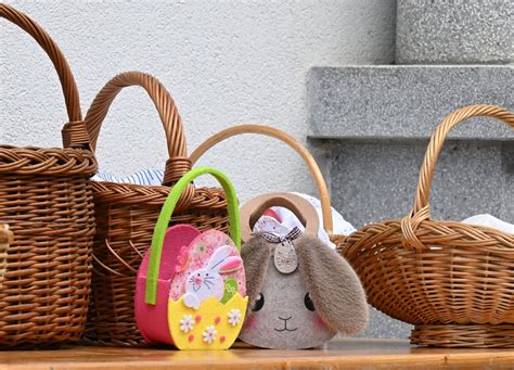 Fotografija tradicionalne slovenske velikonočne košare z blagoslovljenimi jedmi