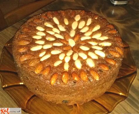 Tradicionalni škotski sadni kolač Dundee Cake, okrašen z mandlji