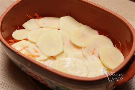 Prikaz narezanega zelja in krompirja pred mešanjem s prelivom