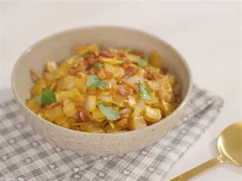 Primer pripravljene zeljne solate s krompirjem, okusno postrežene kot priloga