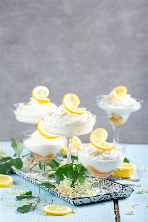 kozarec ledeno hladnega limoncellota z limono
