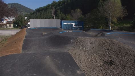 Fotografija Parka urbanih športov v Slovenj Gradcu, ki prikazuje rolkarski poligon, pump track in postaje za vadbo na prostem