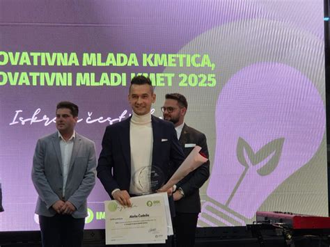 mladi kmet Žiga Štrukelj ob kokoših