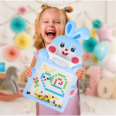 Otroška magnetna tabla z nizanjem magnetnih kroglic, prikazuje primere narisanih oblik