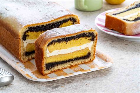 Fotografija pečene pite z makom in skuto, okrašene z mrežo iz testa