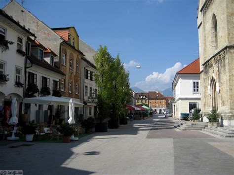 Pogled na staro mestno jedro Budve in obalo