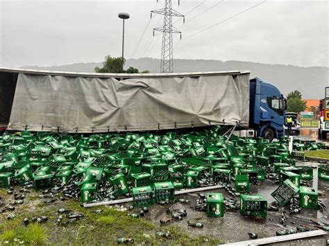 Steklenice Nikšićkega piva in vina Vranac