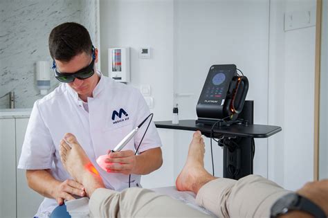 Fizioterapevt izvaja klinični pregled stopala pacienta.