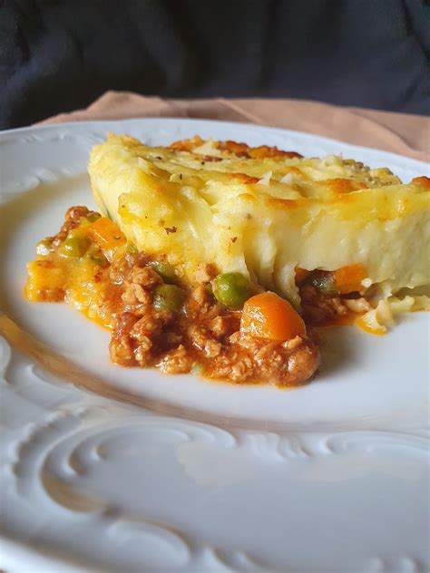 Pastirska pita s krompirjevim pirejem in kislim zeljem, presek