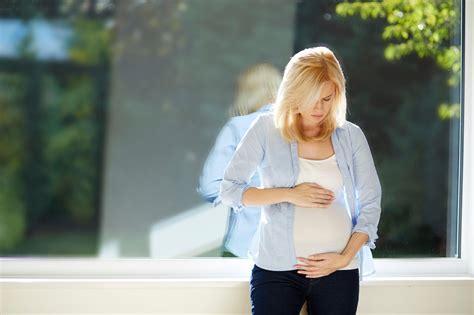 Fotografija: nosečnica se ukvarja s prenatalno jogo