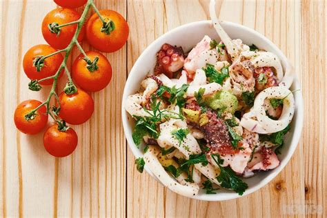 Infografika z različnimi vrstami morskih sadežev, primernih za pico