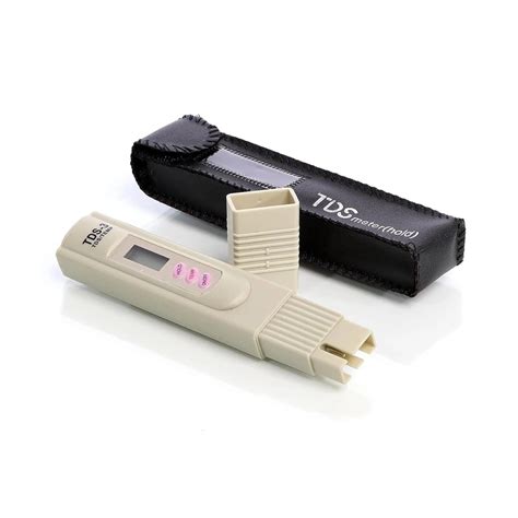 Fotografija: Mini fotometer v uporabi pri merjenju vzorca vode iz akvarija