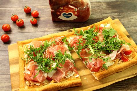 Fotografija pršutarne na Krasu s pogledom na sušilnico.