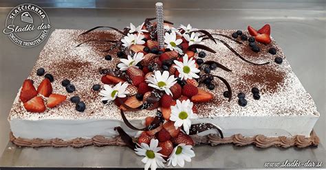 slika lepo okrašene torte za rojstni dan