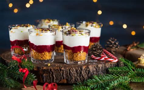 slika pripravljenega domačega vanilijevega pudinga v kozarčkih