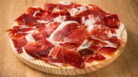 Fotografija ročno rezanega Jamón Ibérico