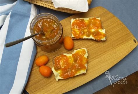 Sestavine za pripravo marmelade iz rabarbare in banan na kuhinjskem pultu