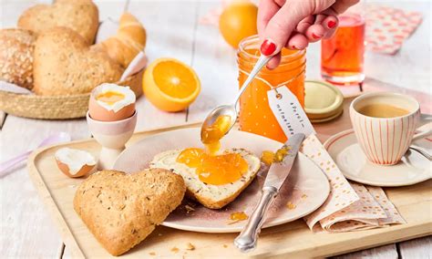 Postopek kuhanja marmelade v posodi in preverjanje gostote na krožniku