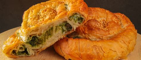 skleda s pripravljenim sirovim nadevom za burek