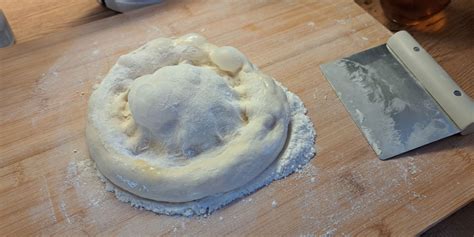 Vizualizacija korakov priprave pice: gnetenje testa, dodajanje sestavin, obložena pica pred peko.